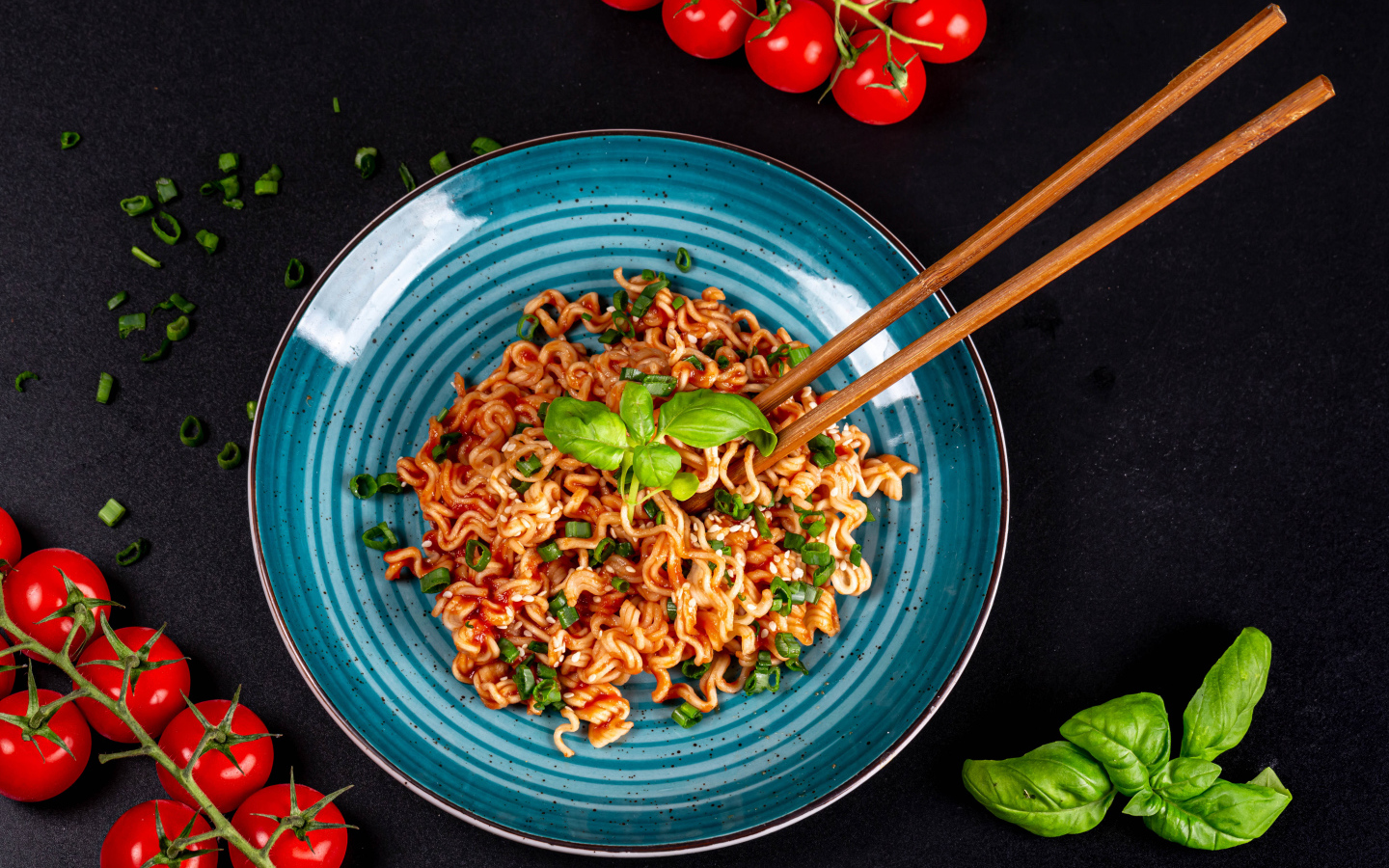 Макароны в соусе на столе с помидорами