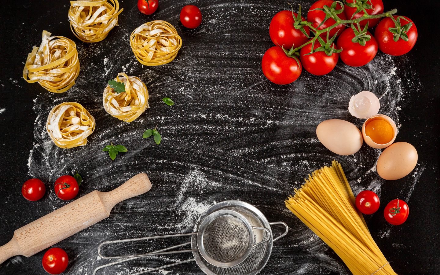 Паста с помидорами и яйцами на черном столе 