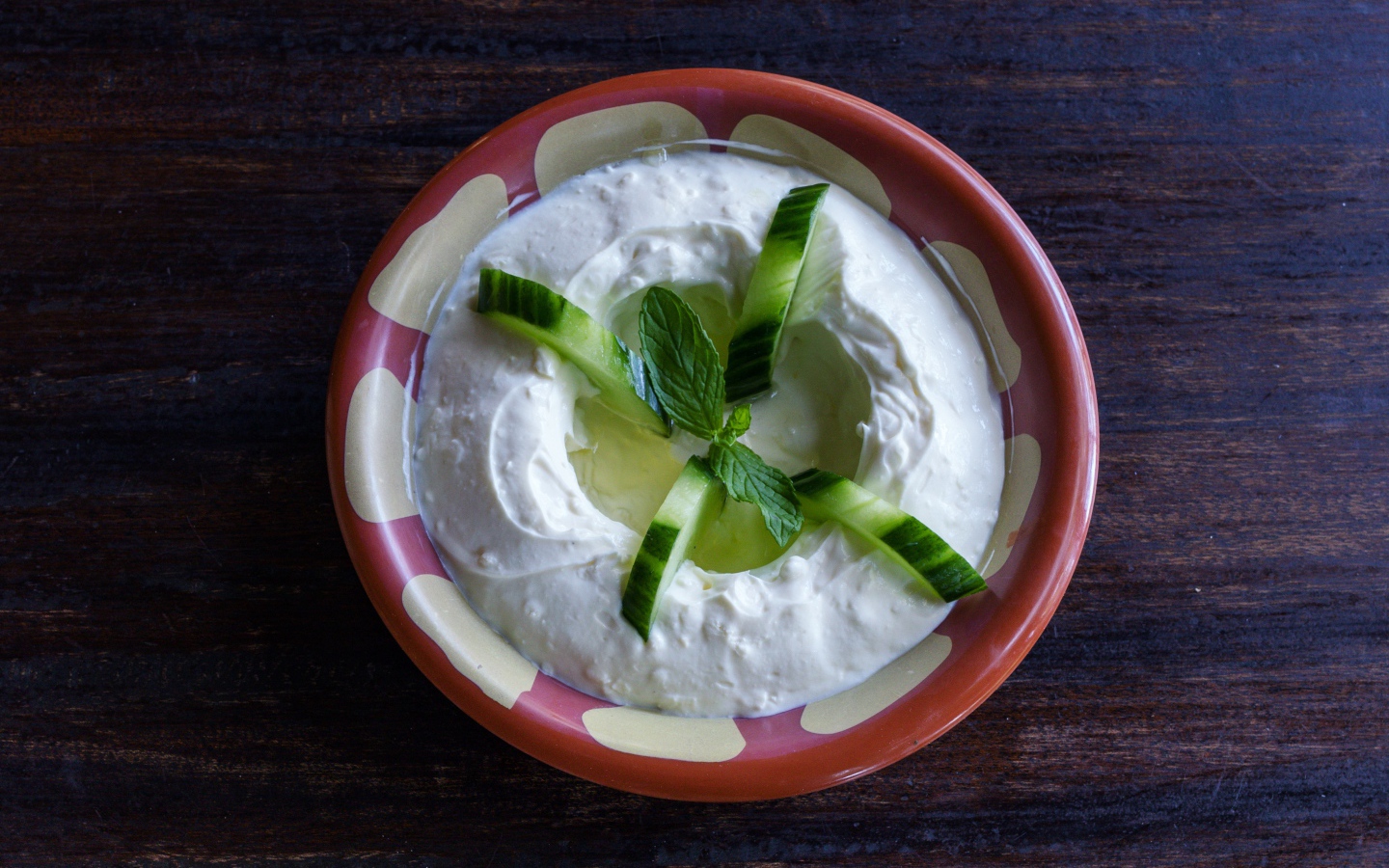 Соус с огурцами и листьями мяты в миске