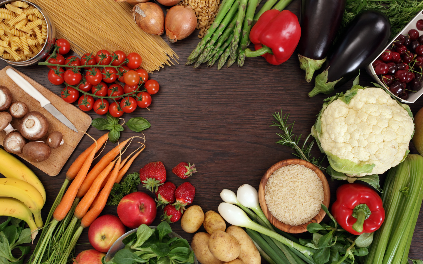 Спагетти на столе с овощами и фруктами 