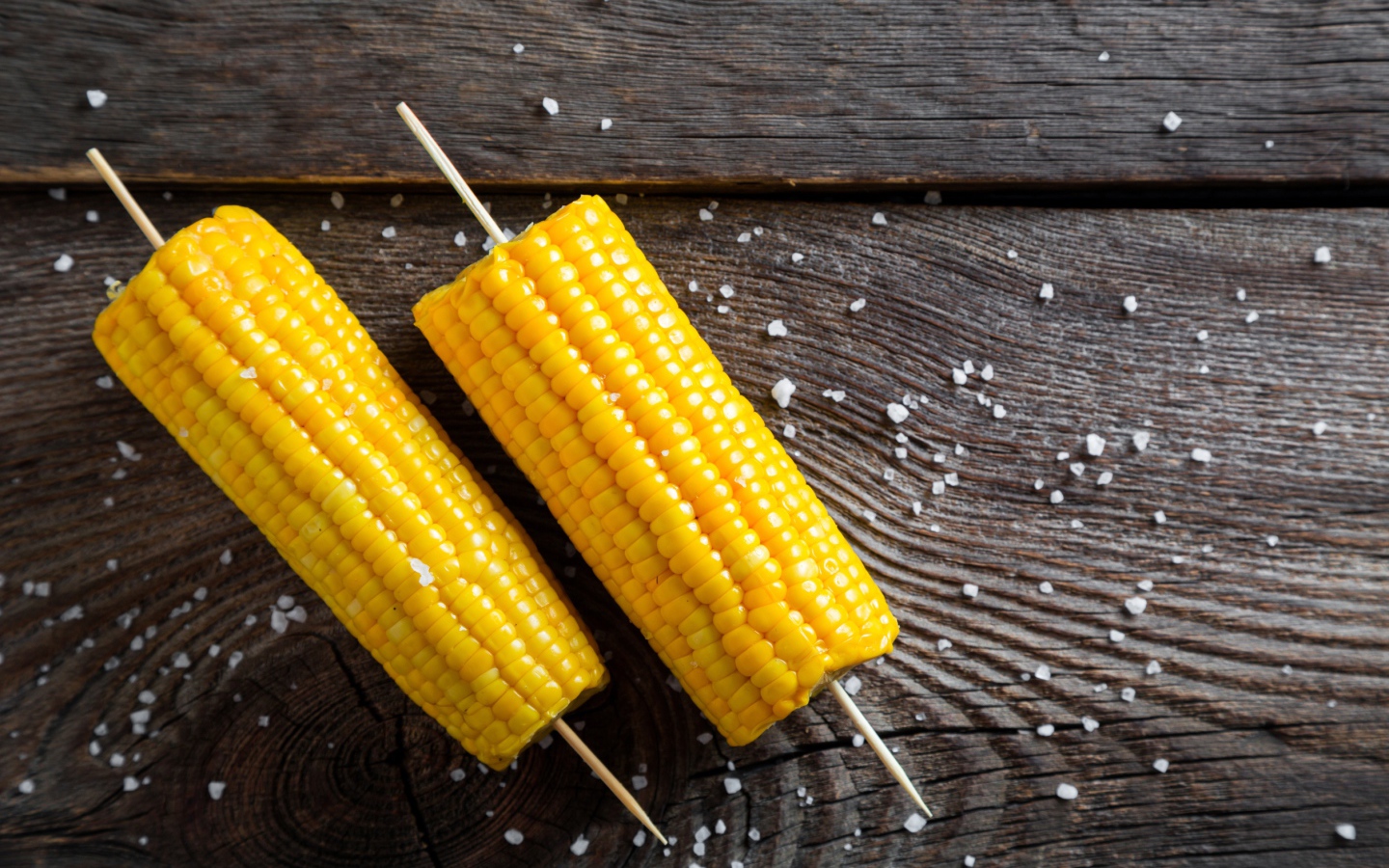 Два початка вареной кукурузы на столе 
