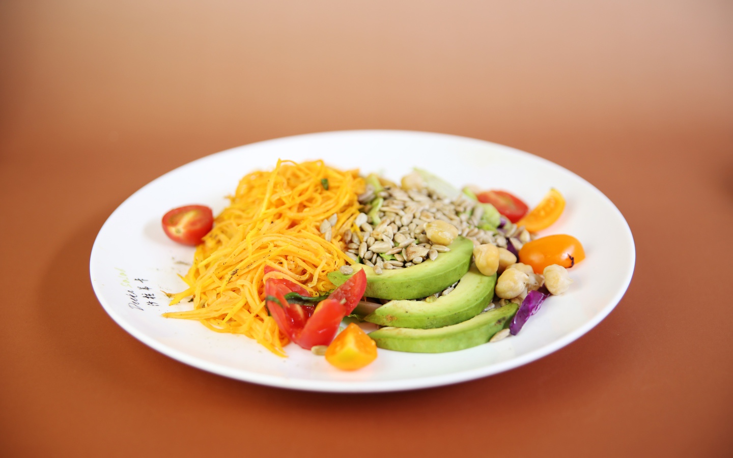 Овощи в белой тарелке на оранжевом фоне 