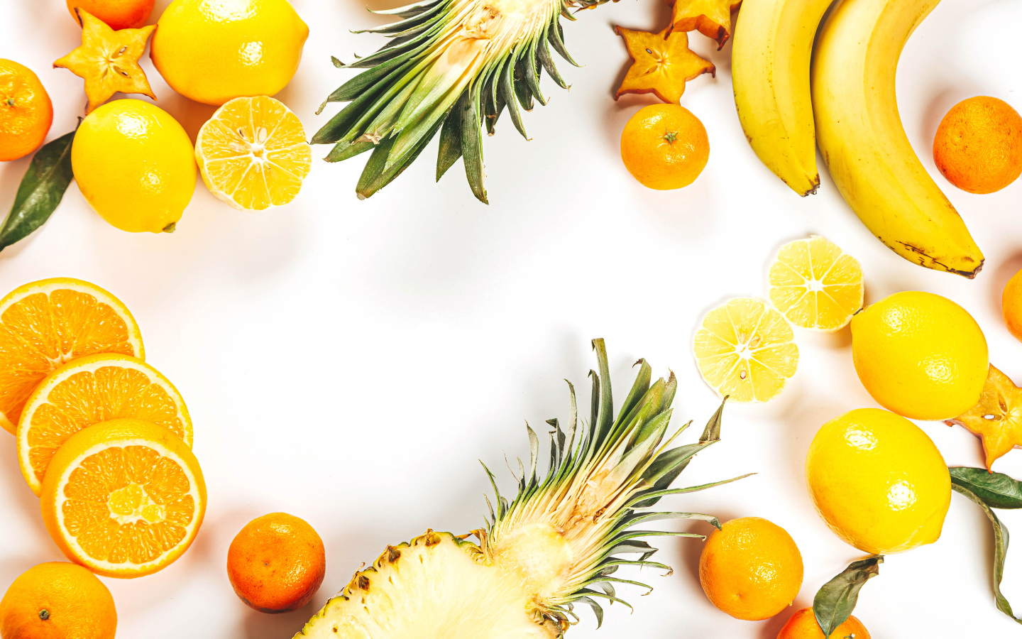 Аппетитные цитрусовые фрукты на белом фоне