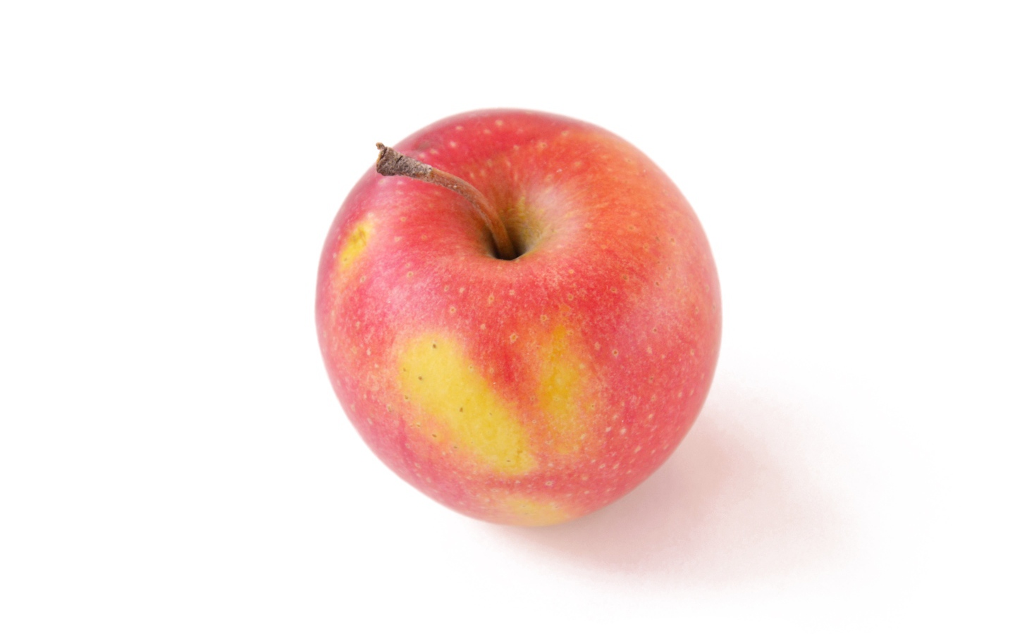 Большое красное яблоко на белом фоне 