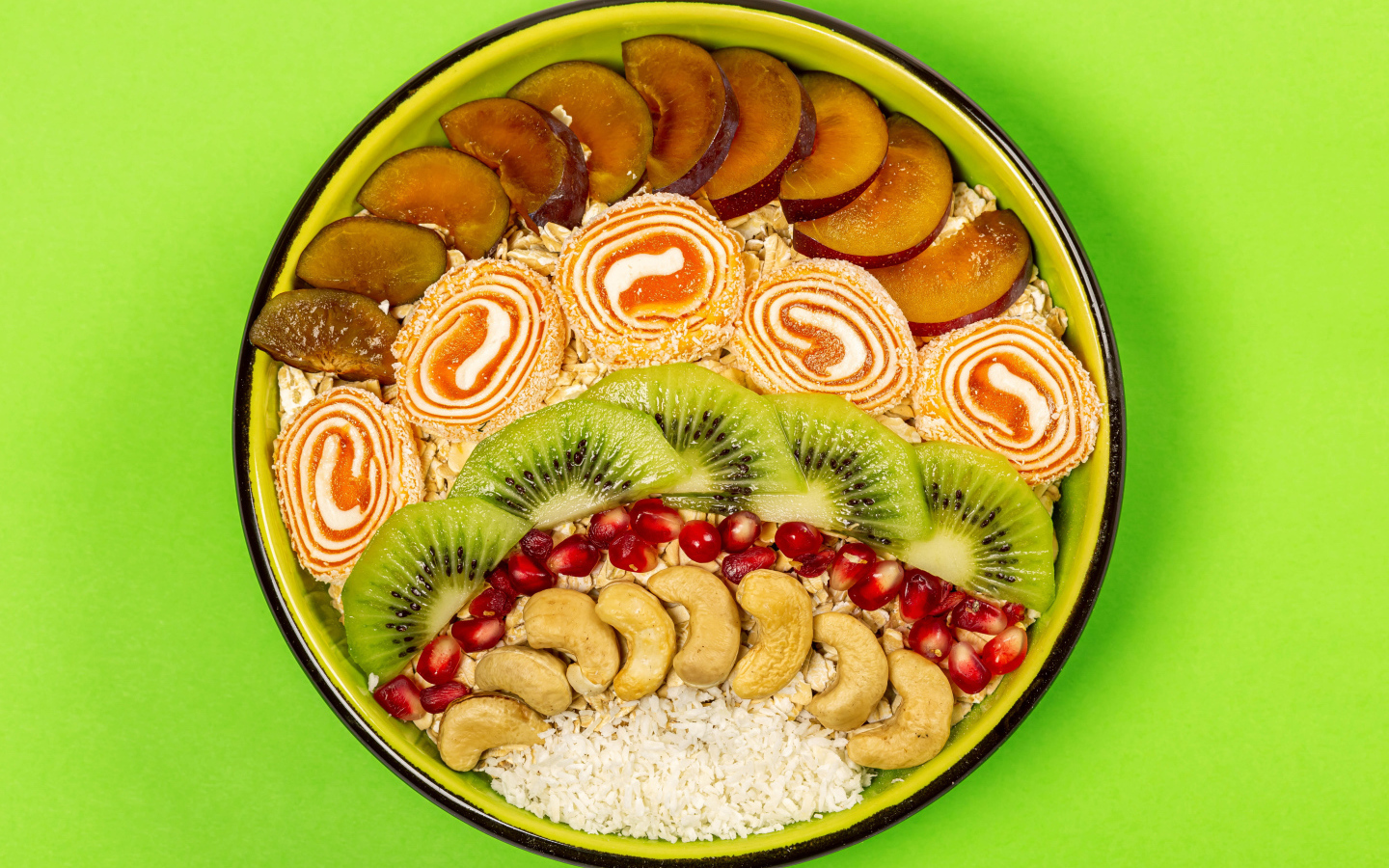 Мармелад с фруктами и мюсли в тарелке