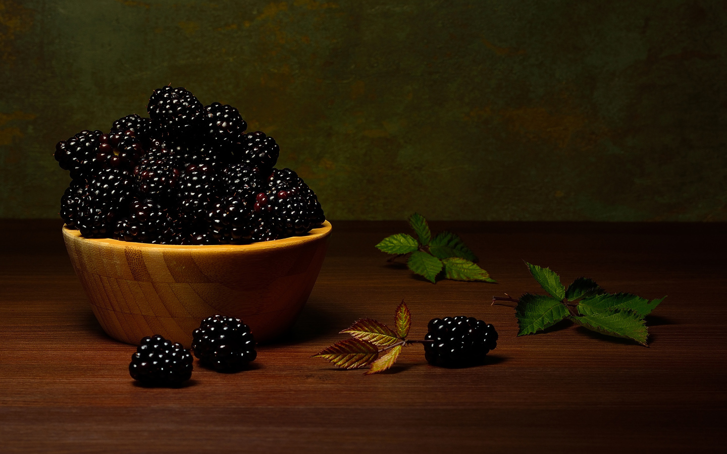 Крупная спелая ежевика в деревянной миске