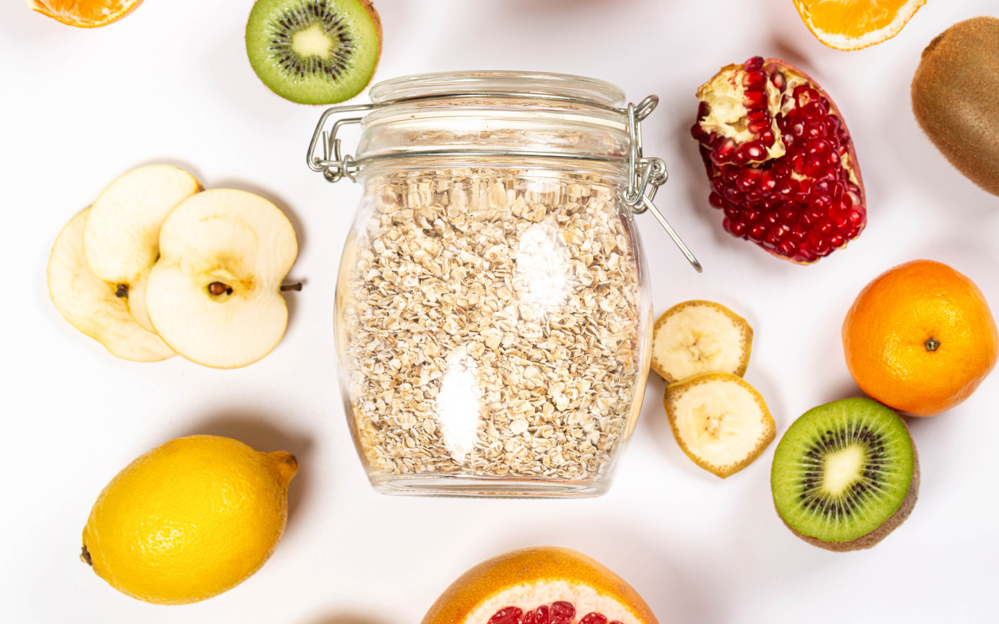 Овсяные хлопья с фруктами на белом столе