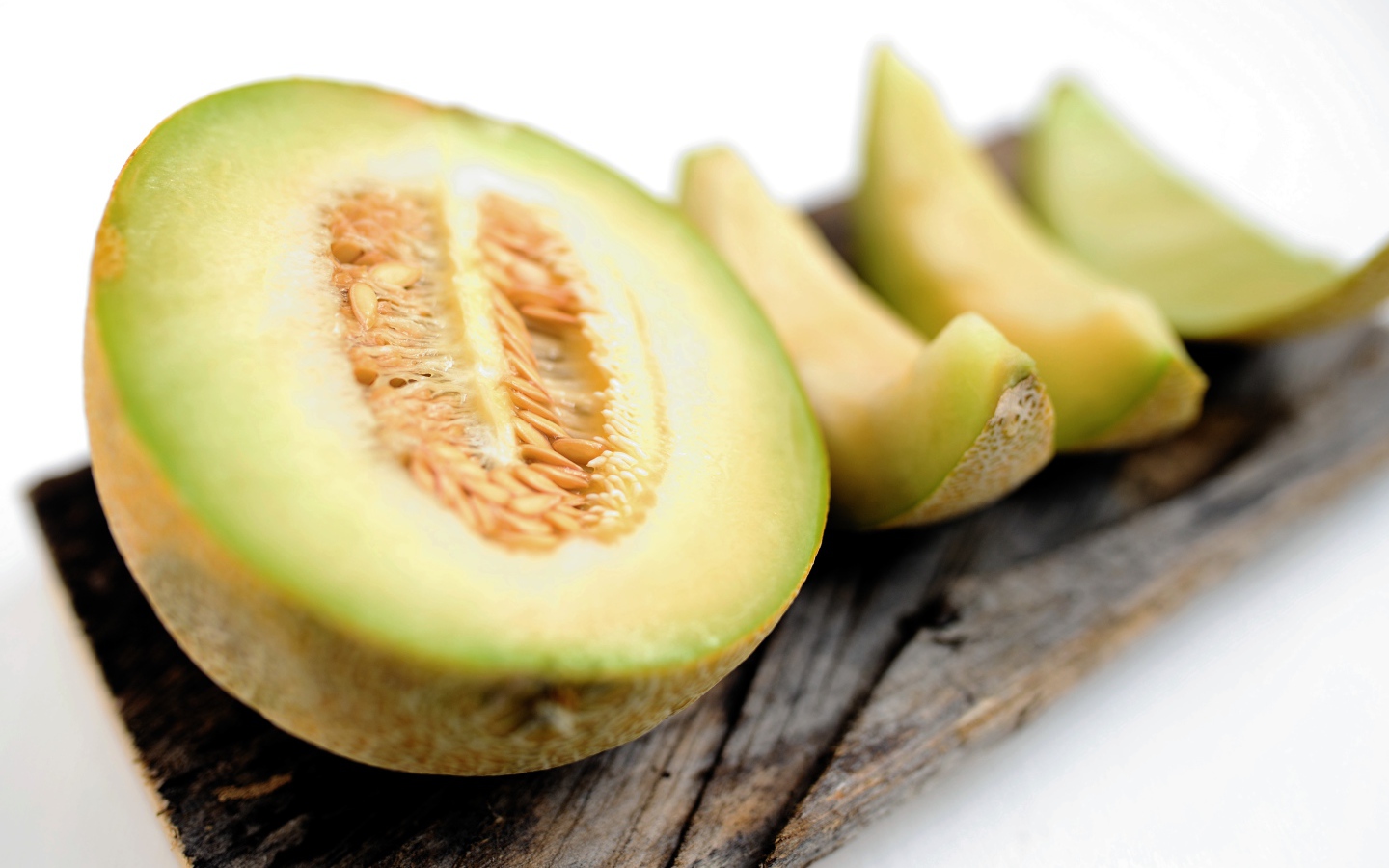 Спелая сочная дыня нарезанная кусками 