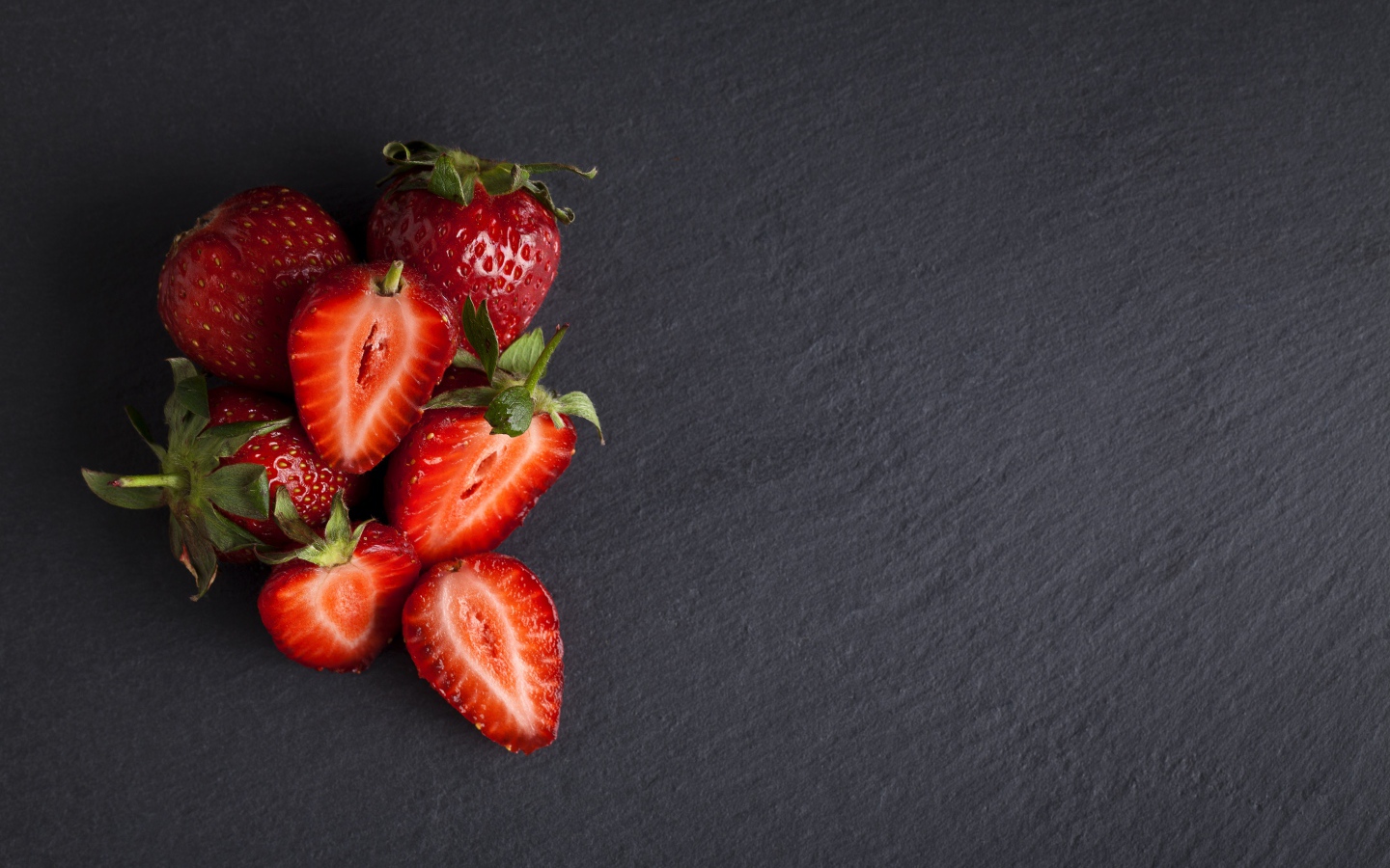 Спелая красная клубника на сером столе 