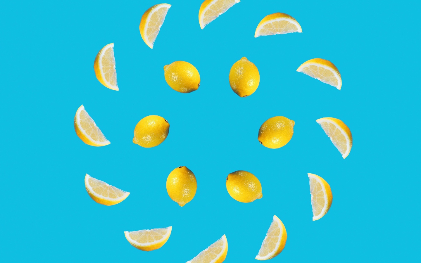 Нарезанный лимон на голубом фоне