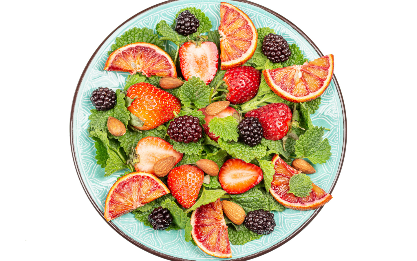 Ягоды клубники и ежевики с апельсином и листьями мелиссы