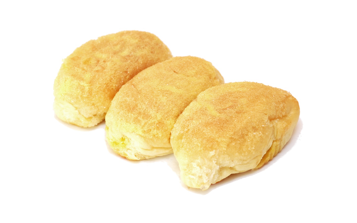 Три свежие аппетитные булочки на белом фоне