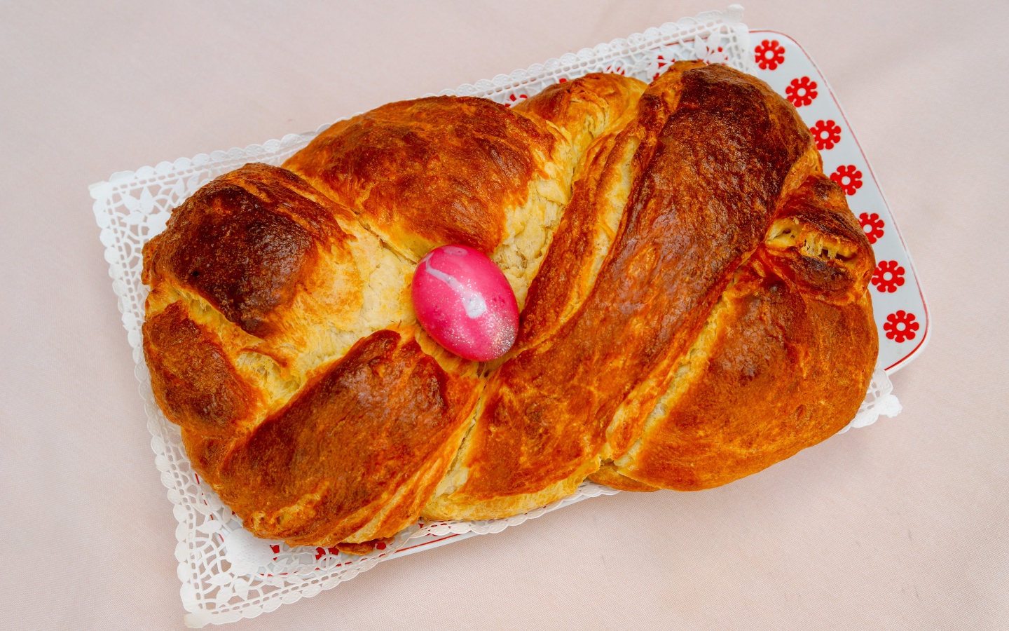 Плетеный кекс на столе на кружевной салфетке