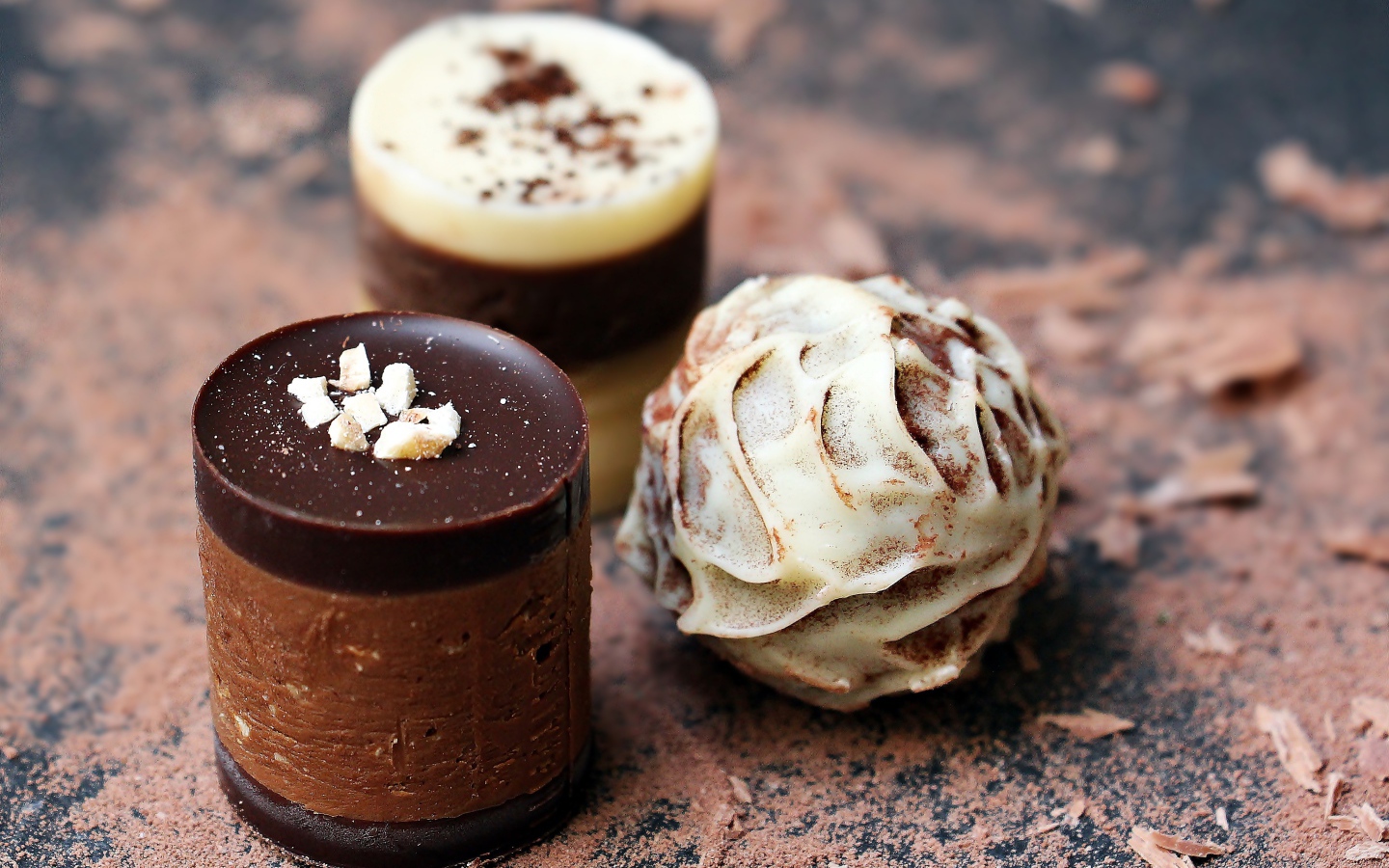 Аппетитные шоколадные конфеты на столе 