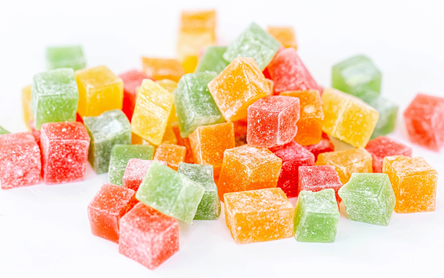 Аппетитный разноцветный мармелад в сахаре на белом фоне 