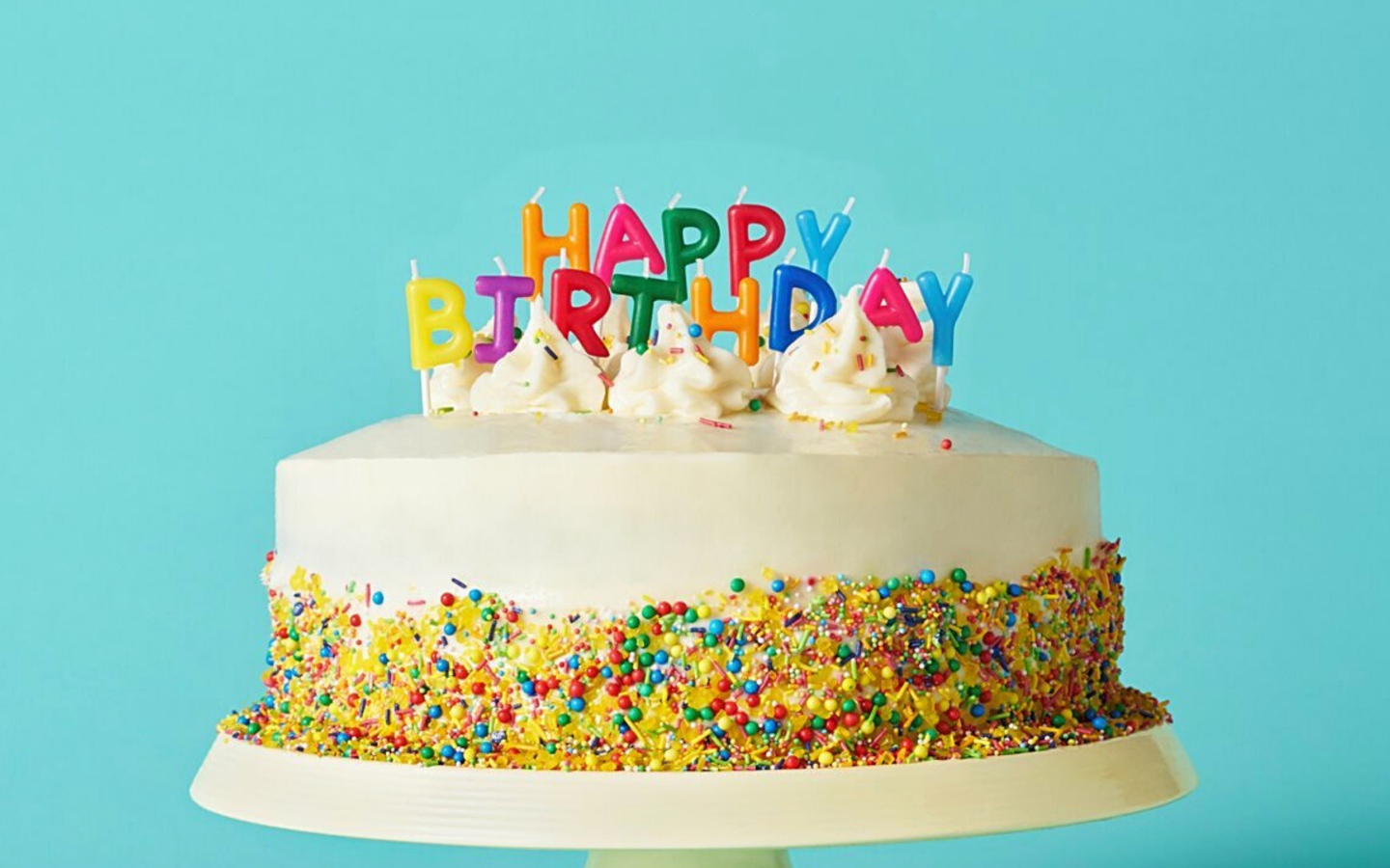 Большой яркий торт на день рождения на голубом фоне