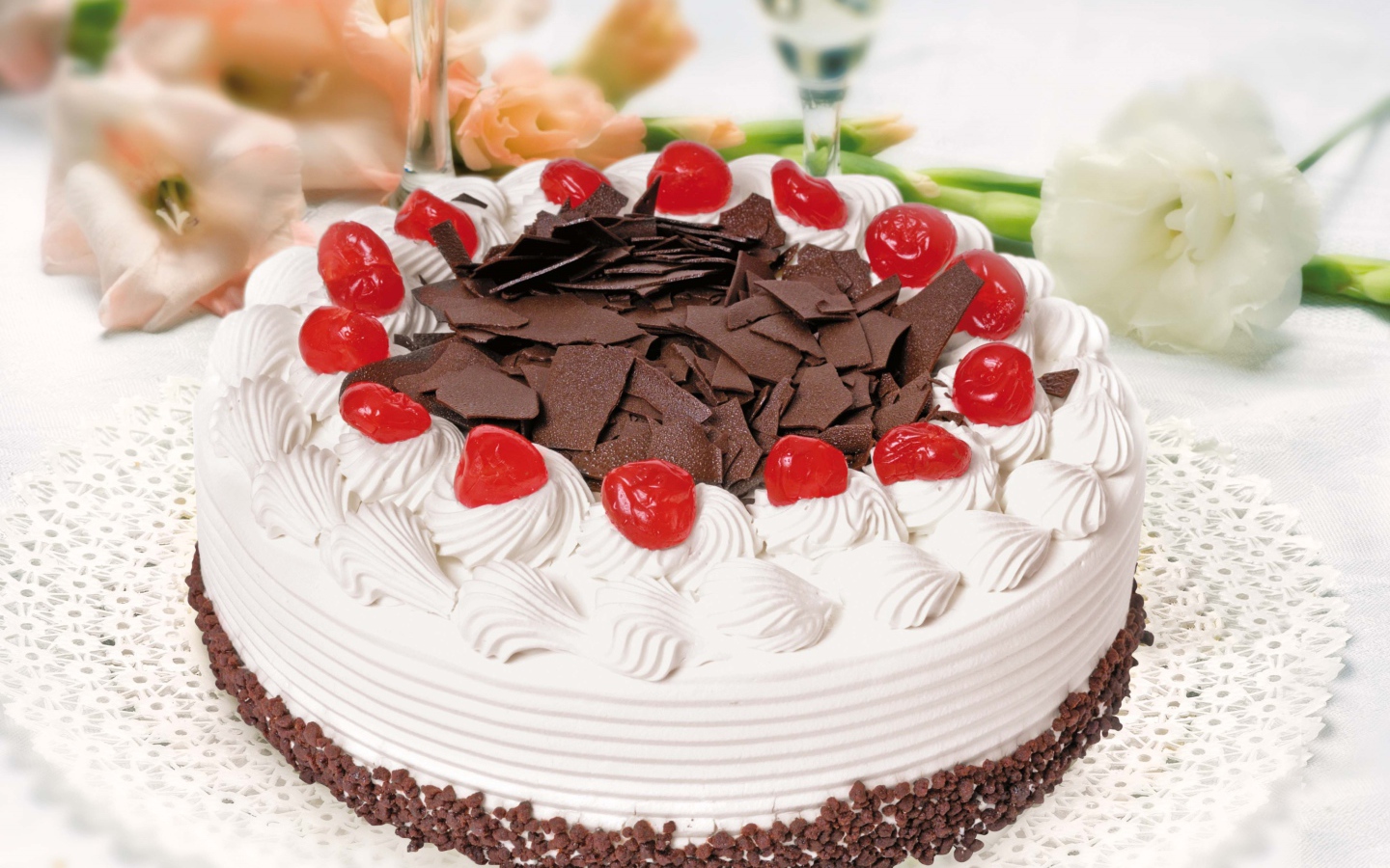 Большой торт с безе и шоколадом украшен вишнями