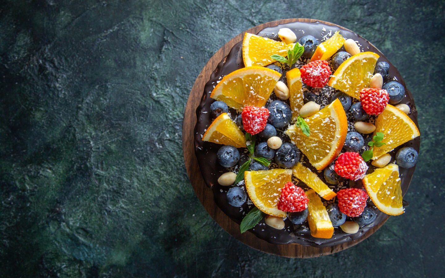 Торт с шоколадом и ягодами на столе вид сверху 