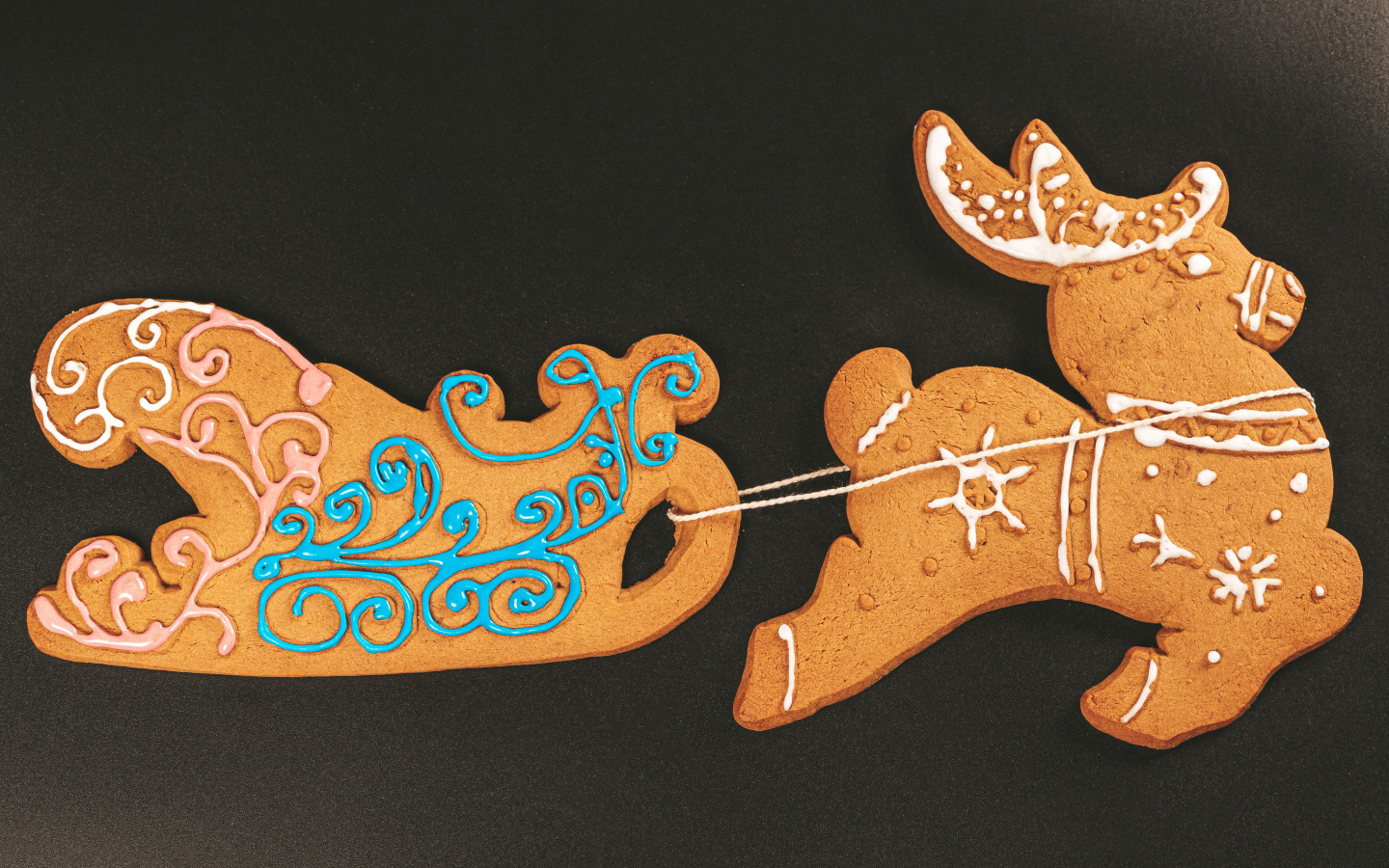 Рождественское печенье на черном столе