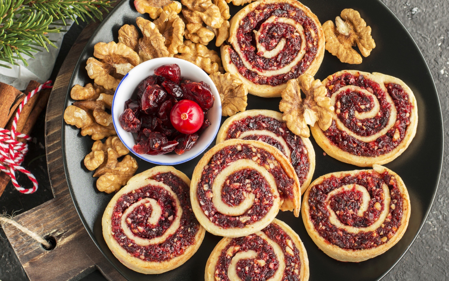 Вкусное печенье на тарелке с сухофруктами и орехами 