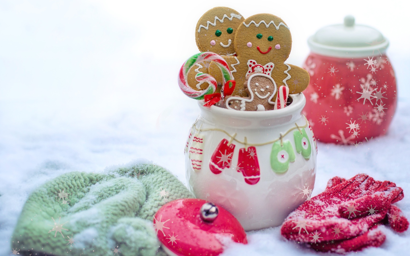 Вкусное праздничное печенье в вазе на снегу