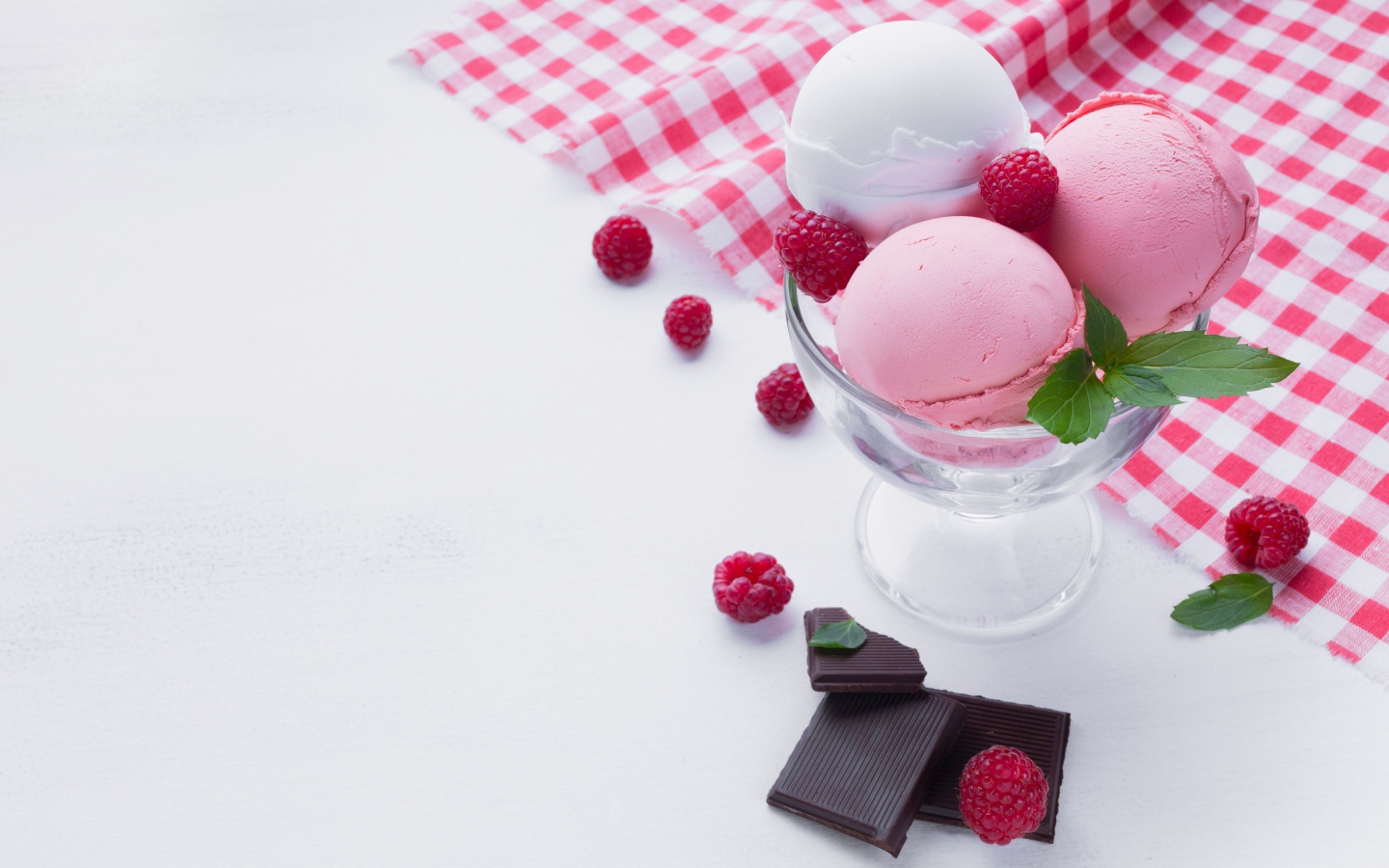 Шарики мороженого с ягодами малины и кусочками шоколада