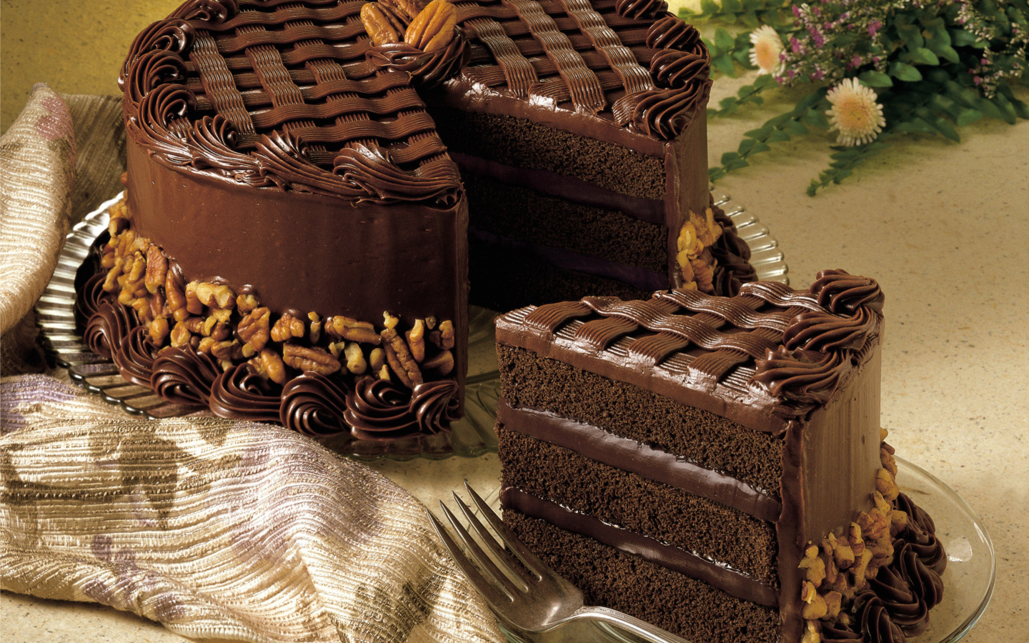 Большой шоколадный праздничный торт с орехами 