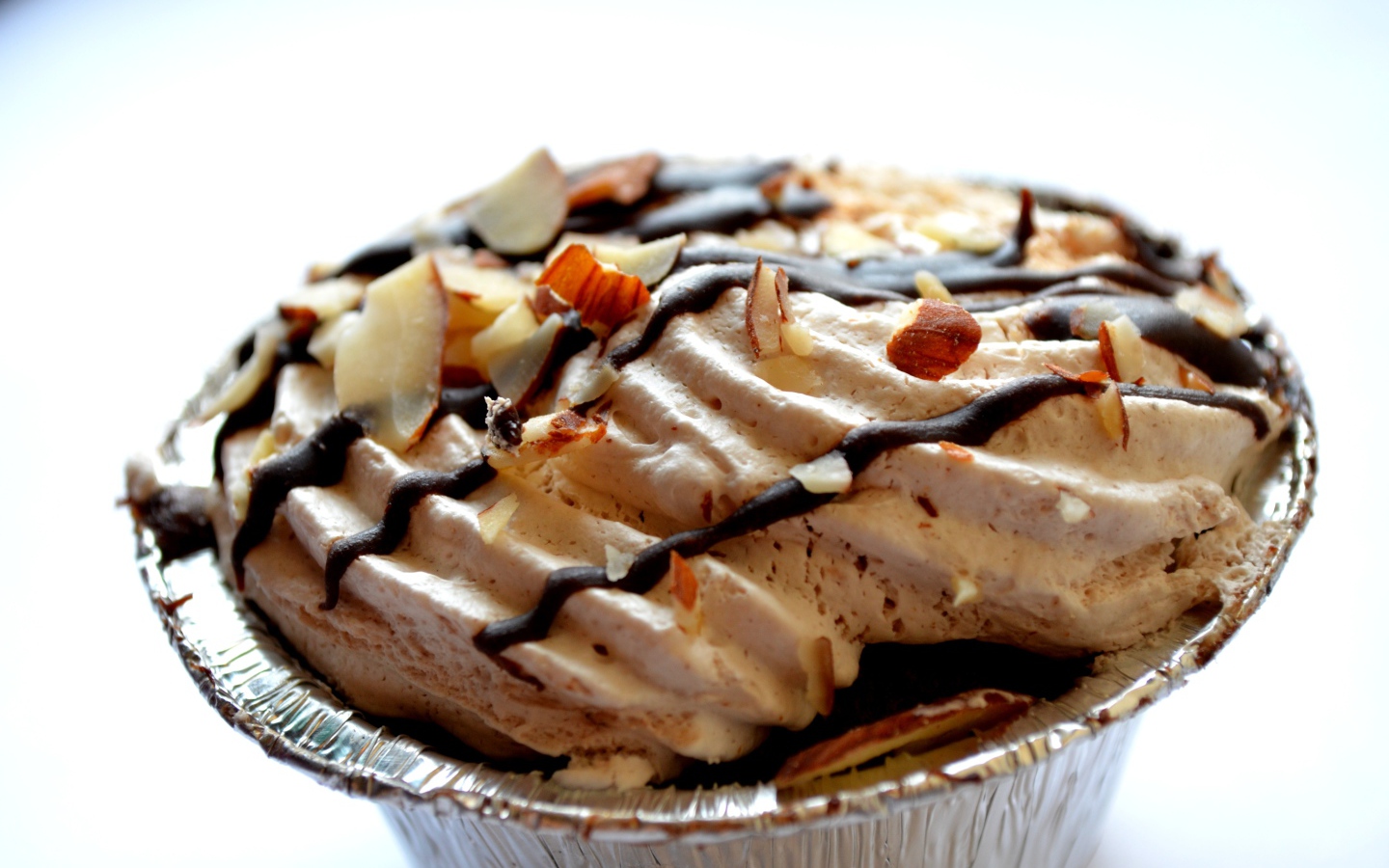 Пирожное меренга с орехами и шоколадом