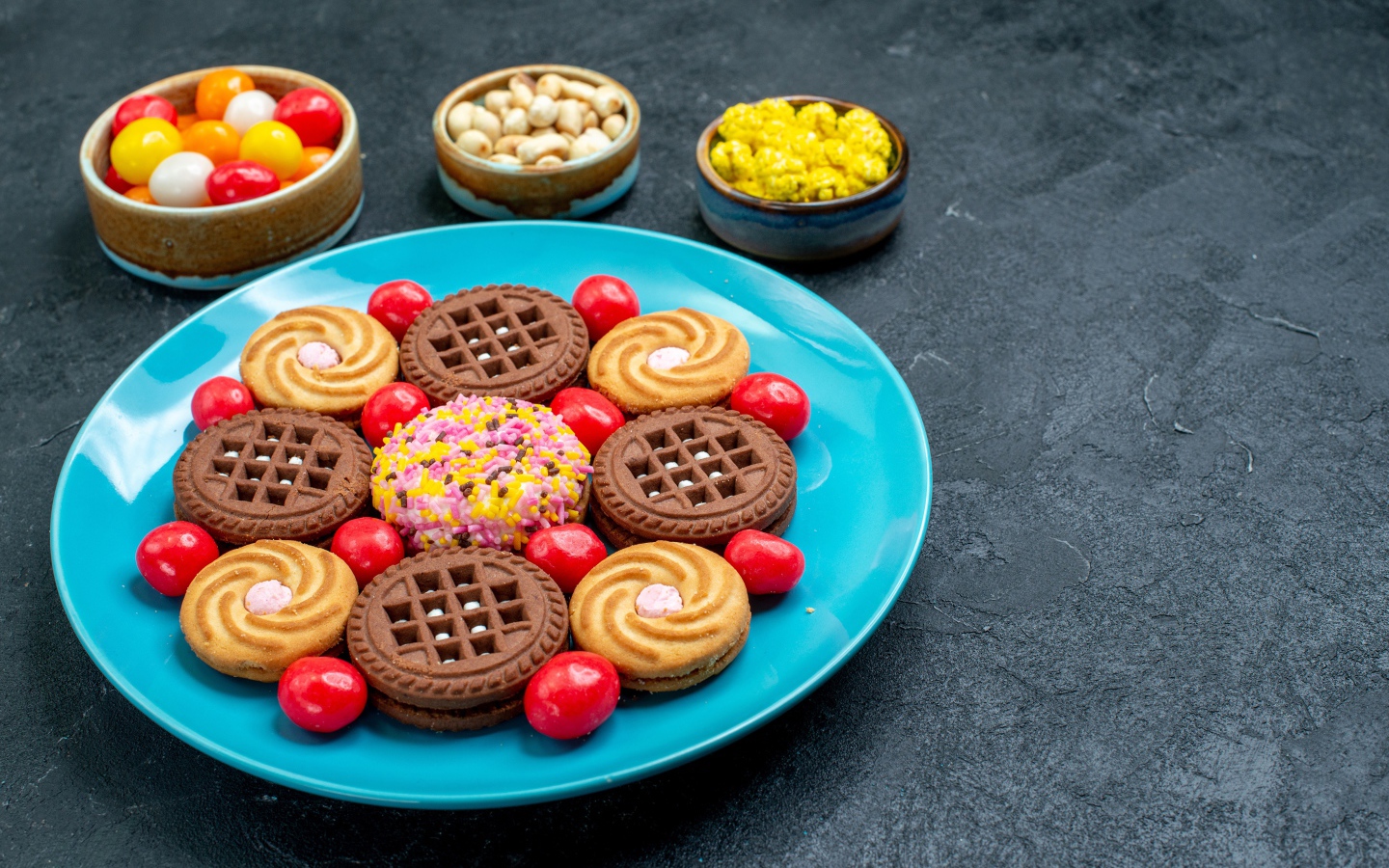 Разное печенье на большой голубой тарелке 