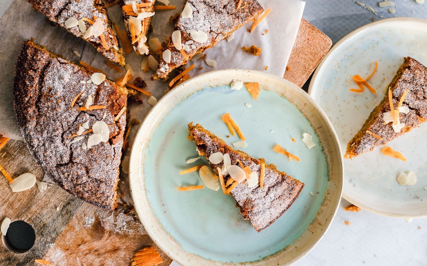 Сладкий пирог нарезанный на куски