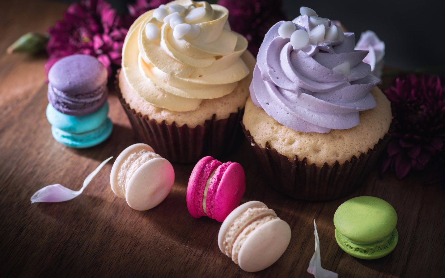 Два капкейка на столе с десертом макарун