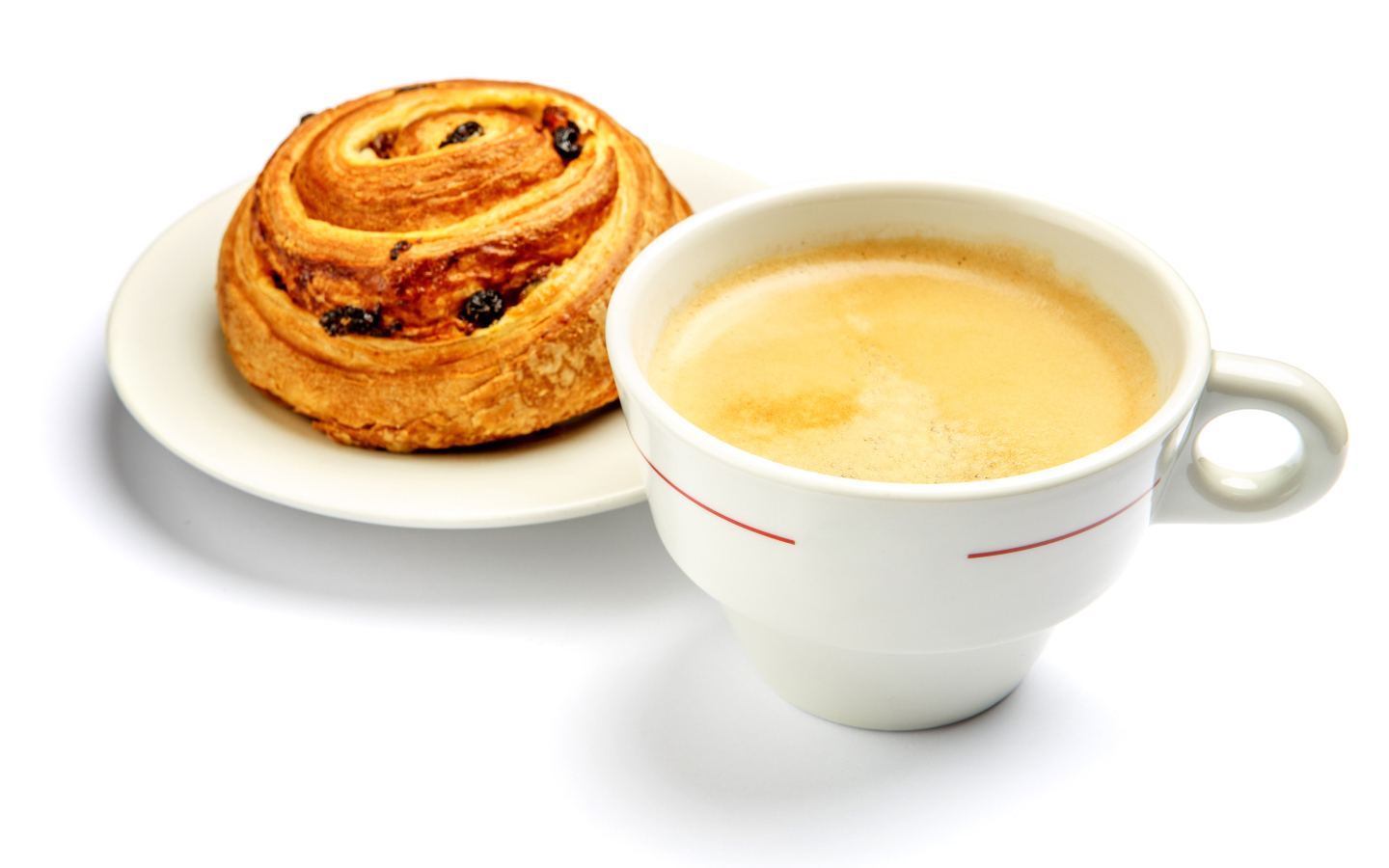 Чашка кофе с булочкой на столе