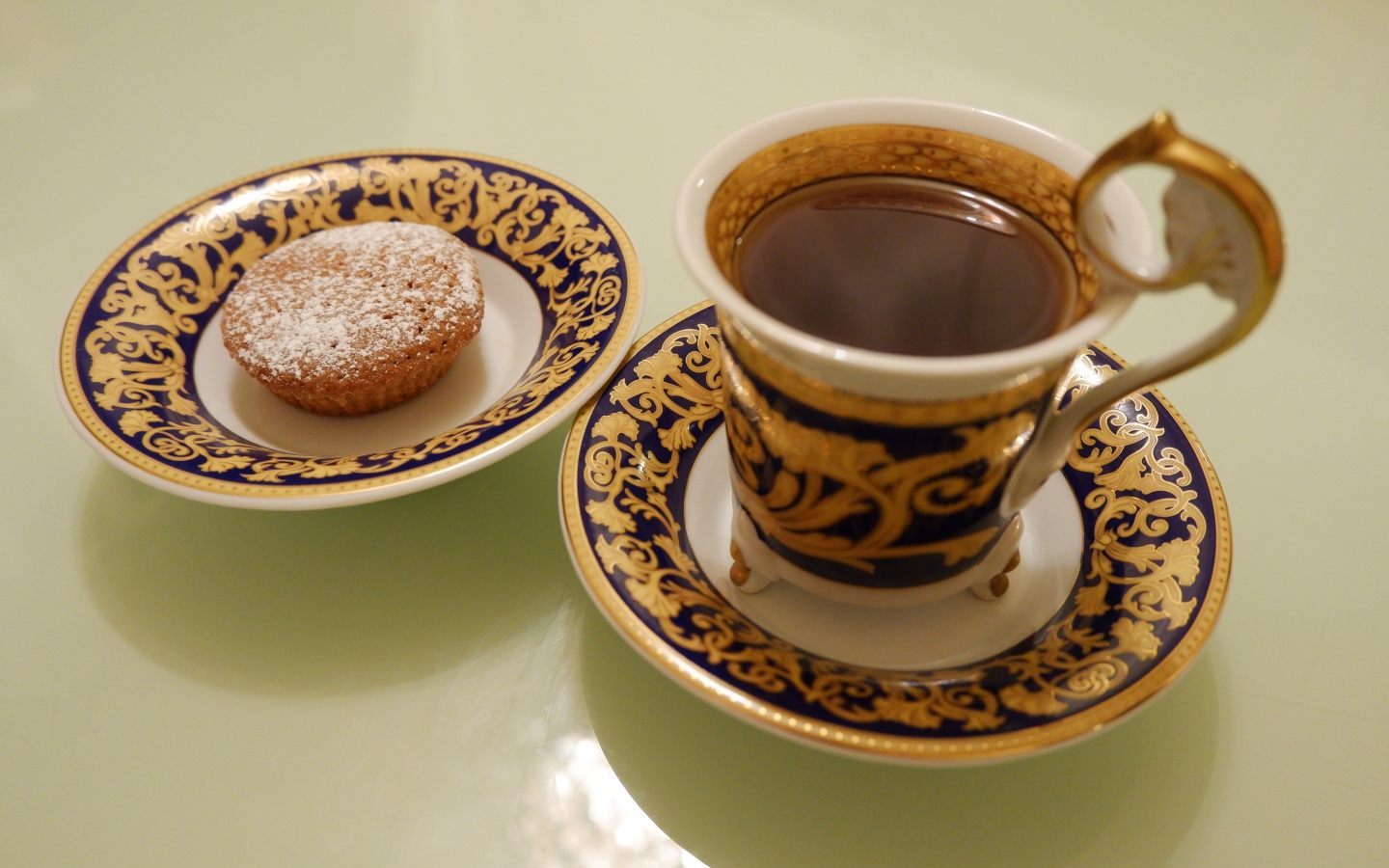 Чашка чая на столе с кексом