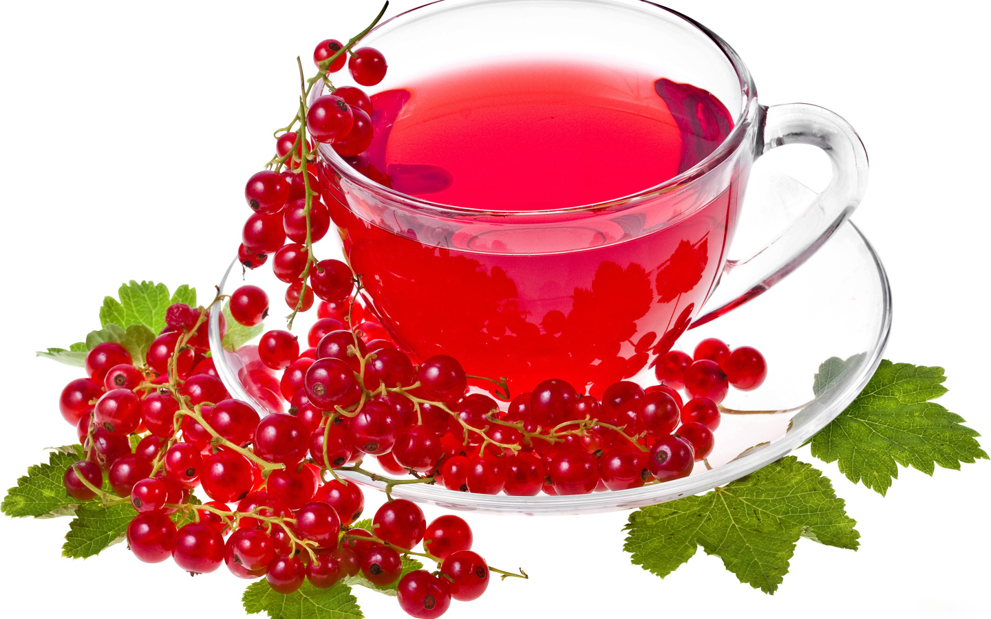Красный чай на белом фоне с красной смородиной