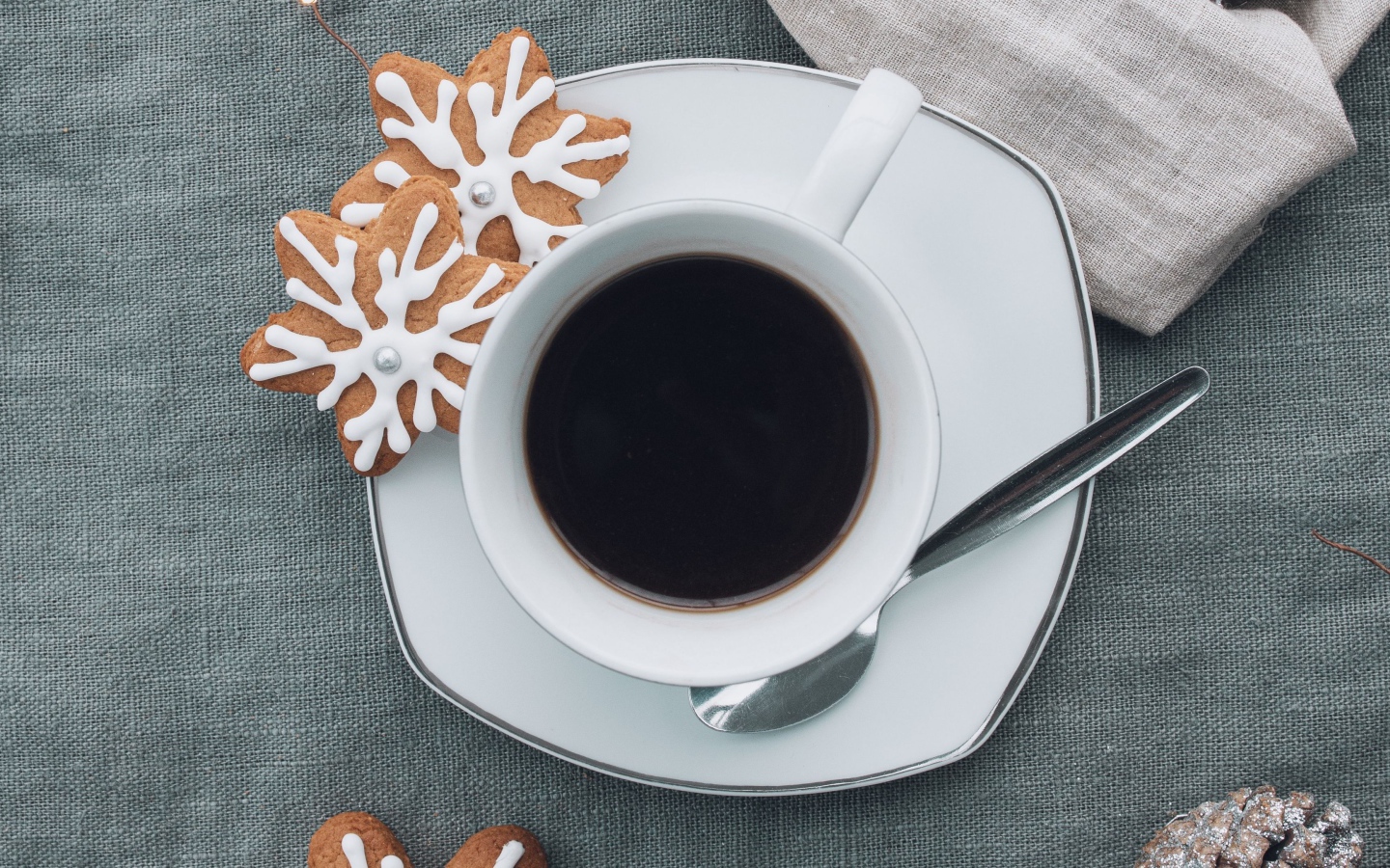 Белая чашка горячего кофе с печеньем 