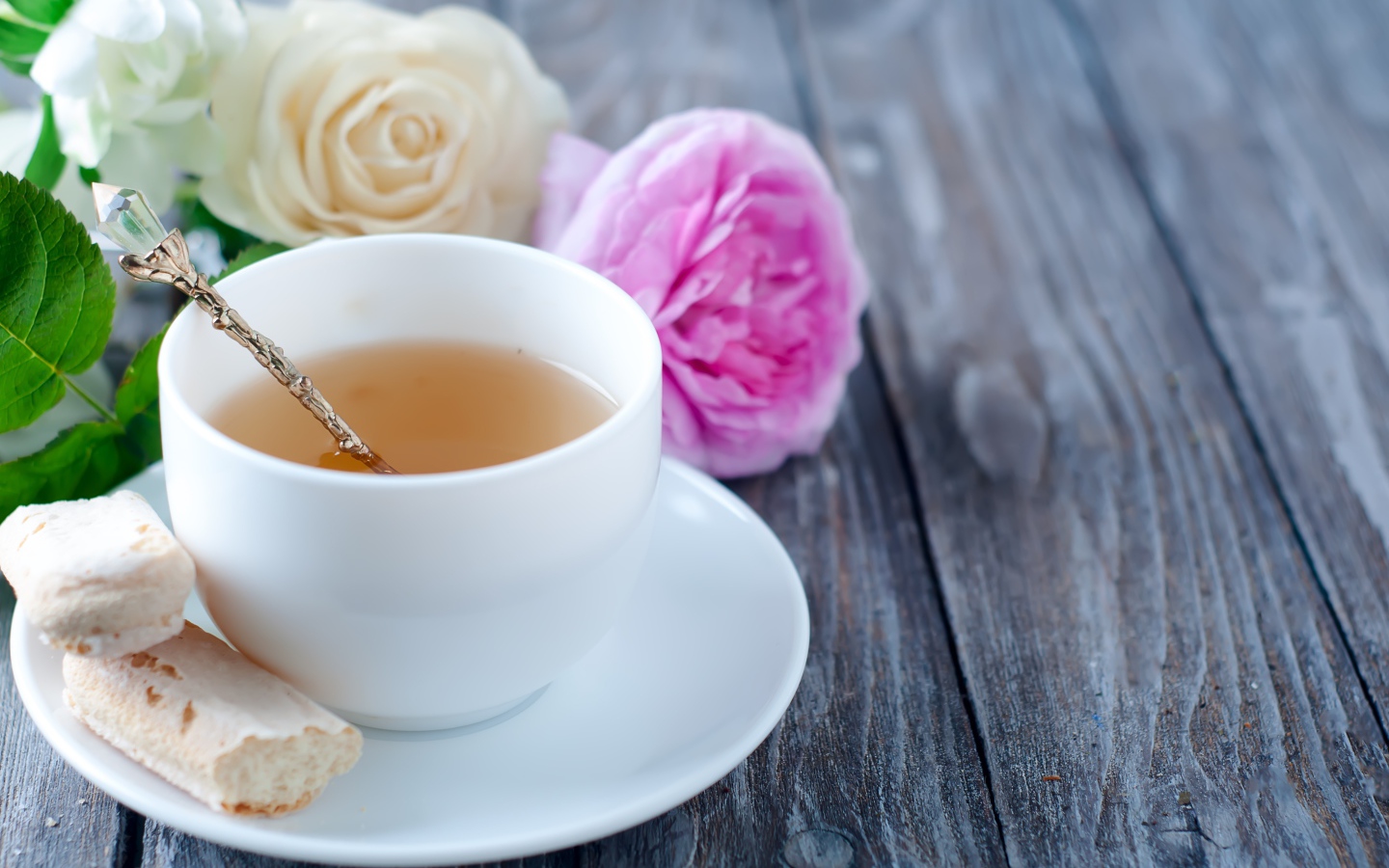 Белая чашка чая на деревянном  столе с розами