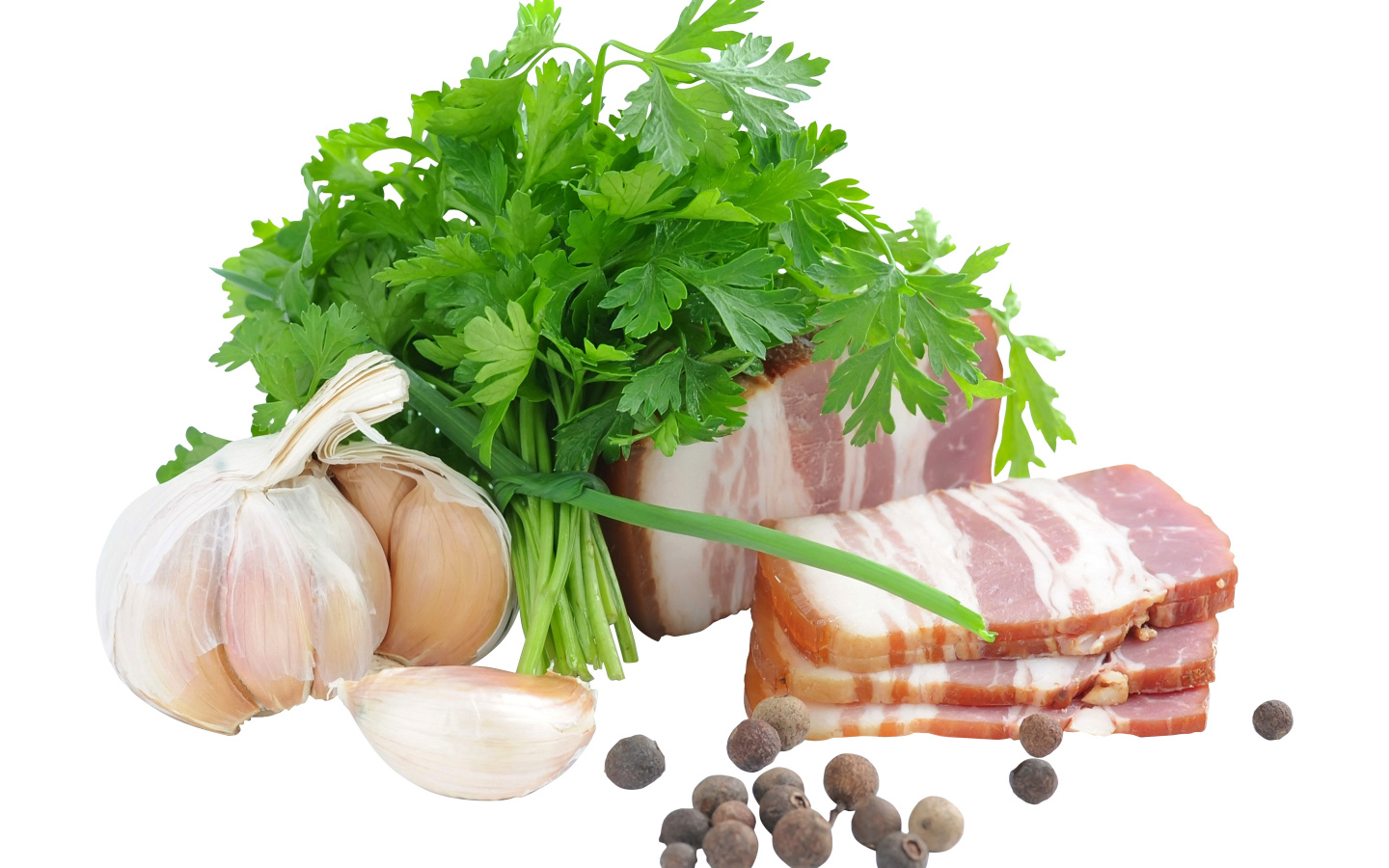 Кусок сала на белом фоне с зеленью петрушки и специями