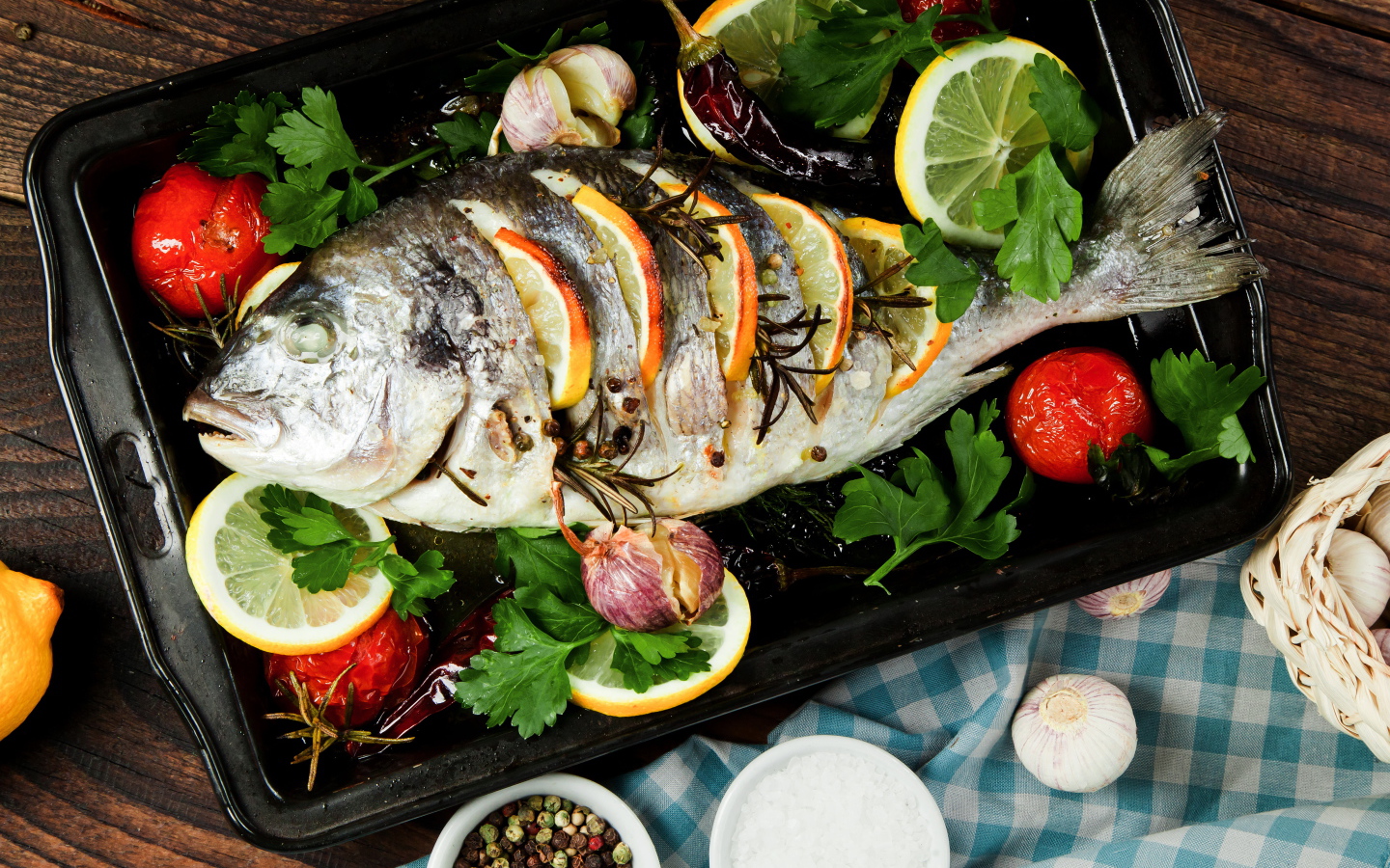 Запеченный карась с помидорами и лимоном