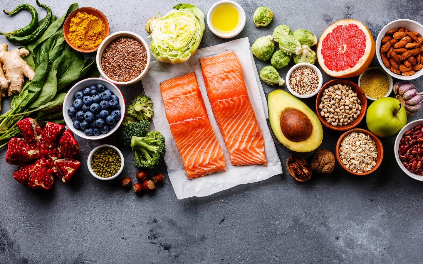 Приготовление красной рыбы на столе 