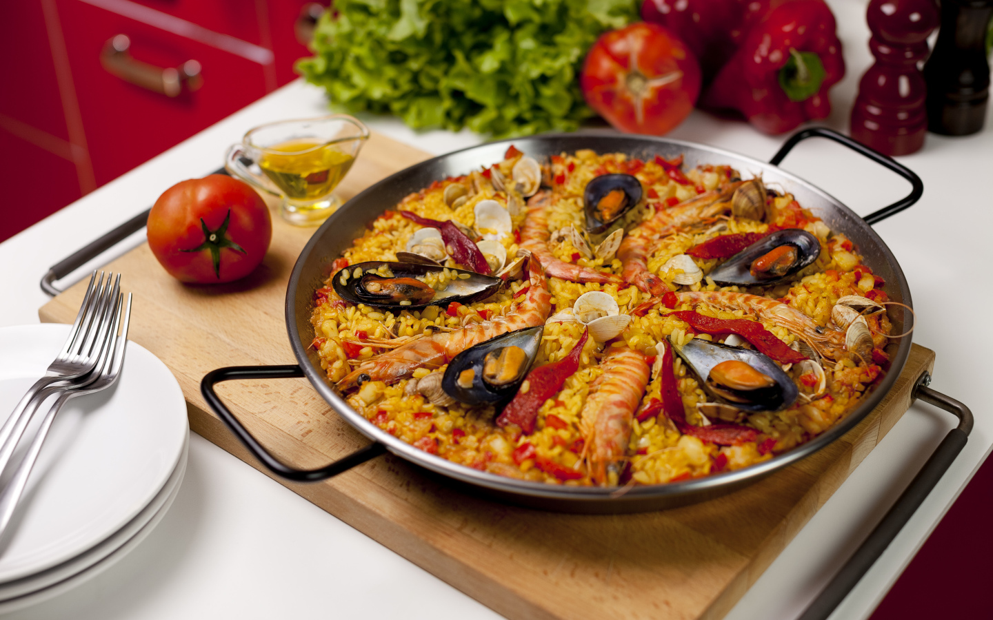 Плов с морепродуктами на столе с овощами