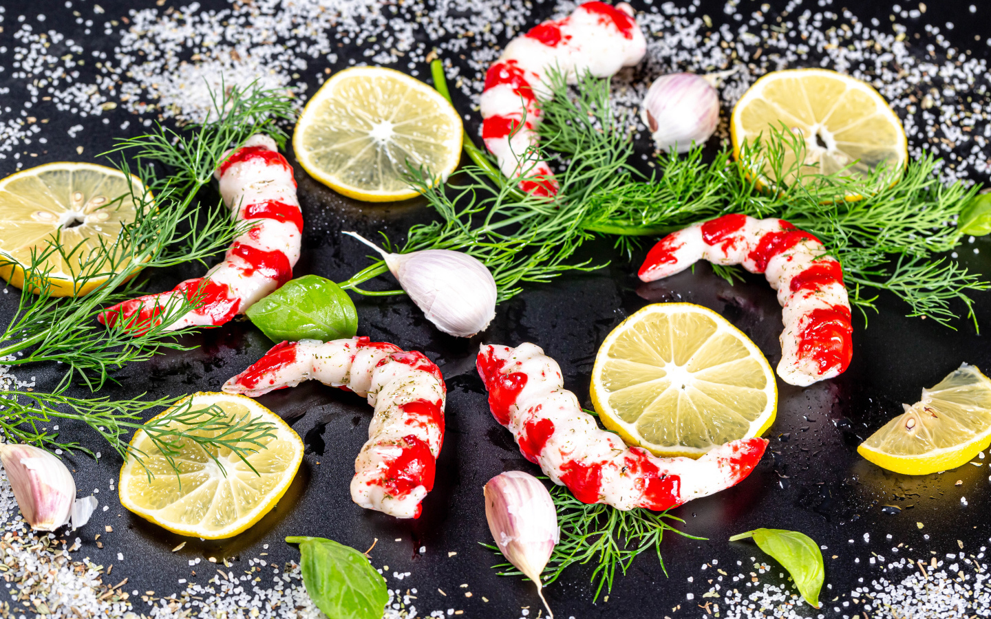 Креветки на столе с укропом и лимоном
