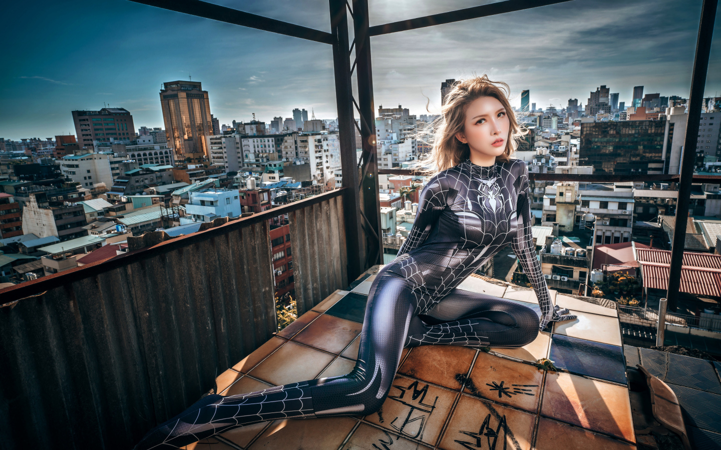 Девушка азиатка в костюме человека паука