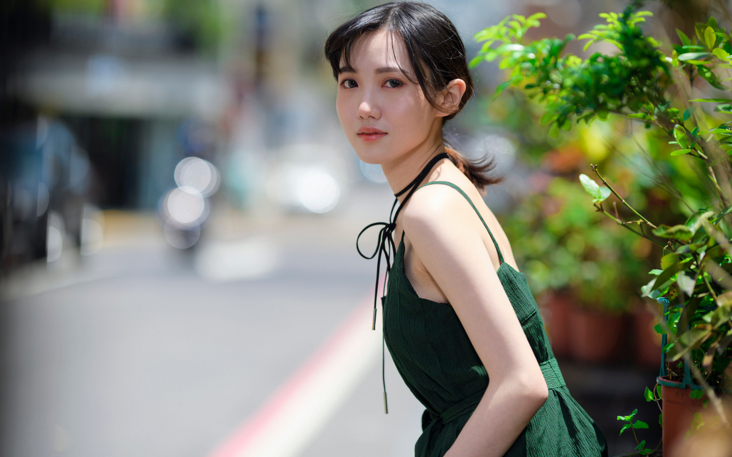 Девушка азиатка в зеленом платье 