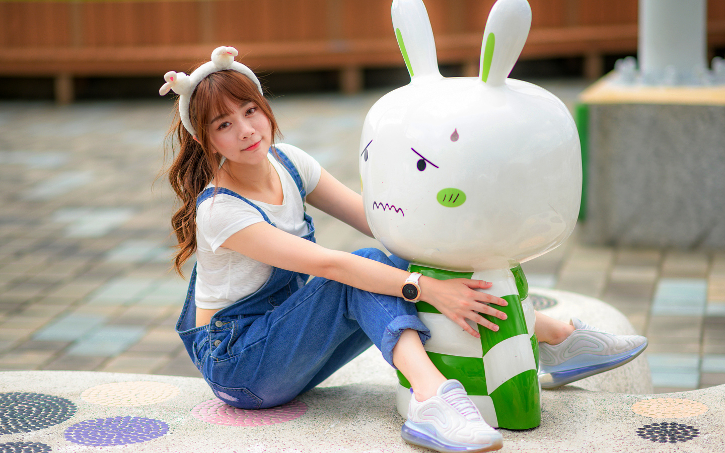 Красивая девушка азиатка с зайцем