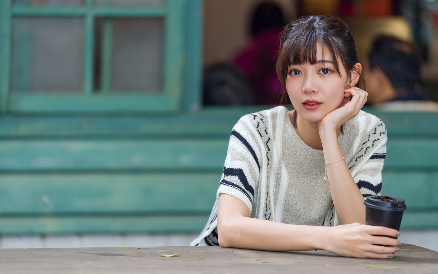 Красивая девушка азиатка с кофе в руках 