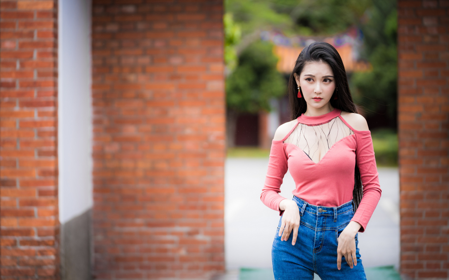 Красивая девушка азиатка в синих джинсах 