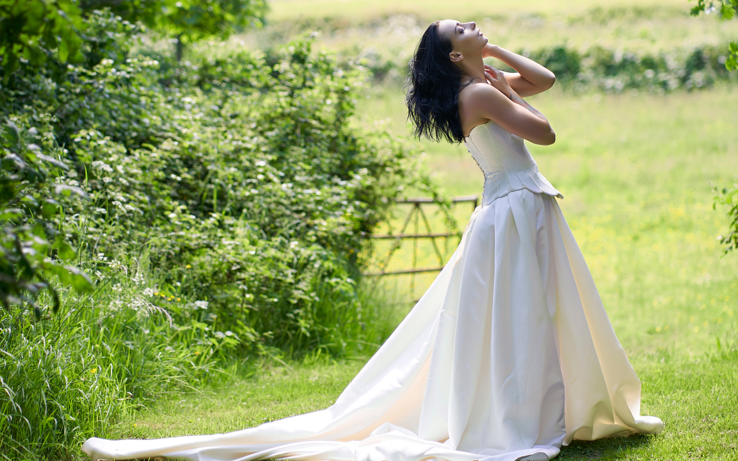 Красивая девушка невеста в белом платье 