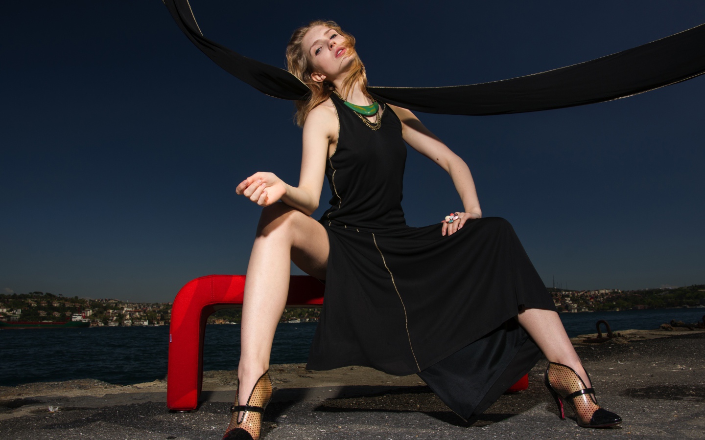 Красивая девушка в черном платье в сумерках