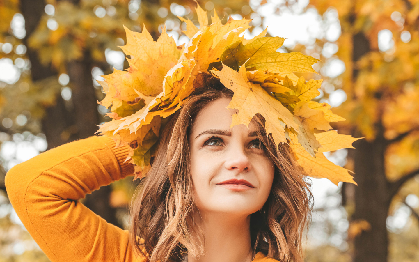 Красивая девушка с венком из листьев на голове