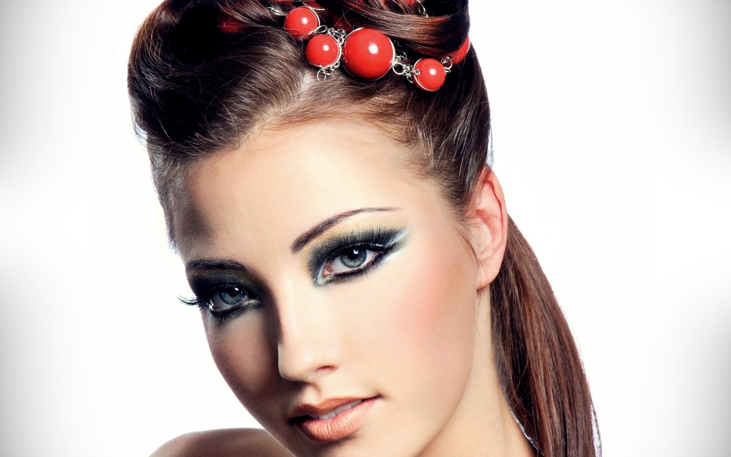 Красивая девушка с украшением в волосах на сером фоне 